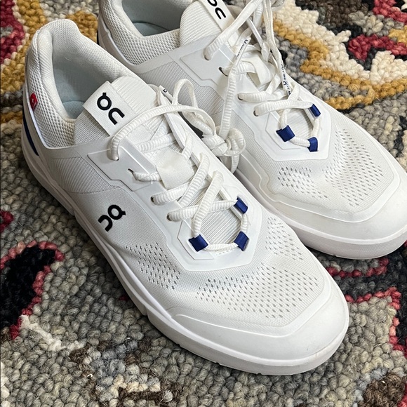 NWOT On  Cloud.  Roger womens  White Sneakers with Blue Accents - Picture 1 of 7